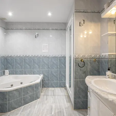 Flores 5 - Large Townhouse *
