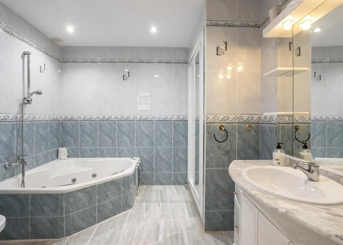 Flores 5 - Large Townhouse *